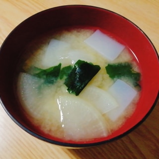 こんにゃくと大根とわかめの味噌汁